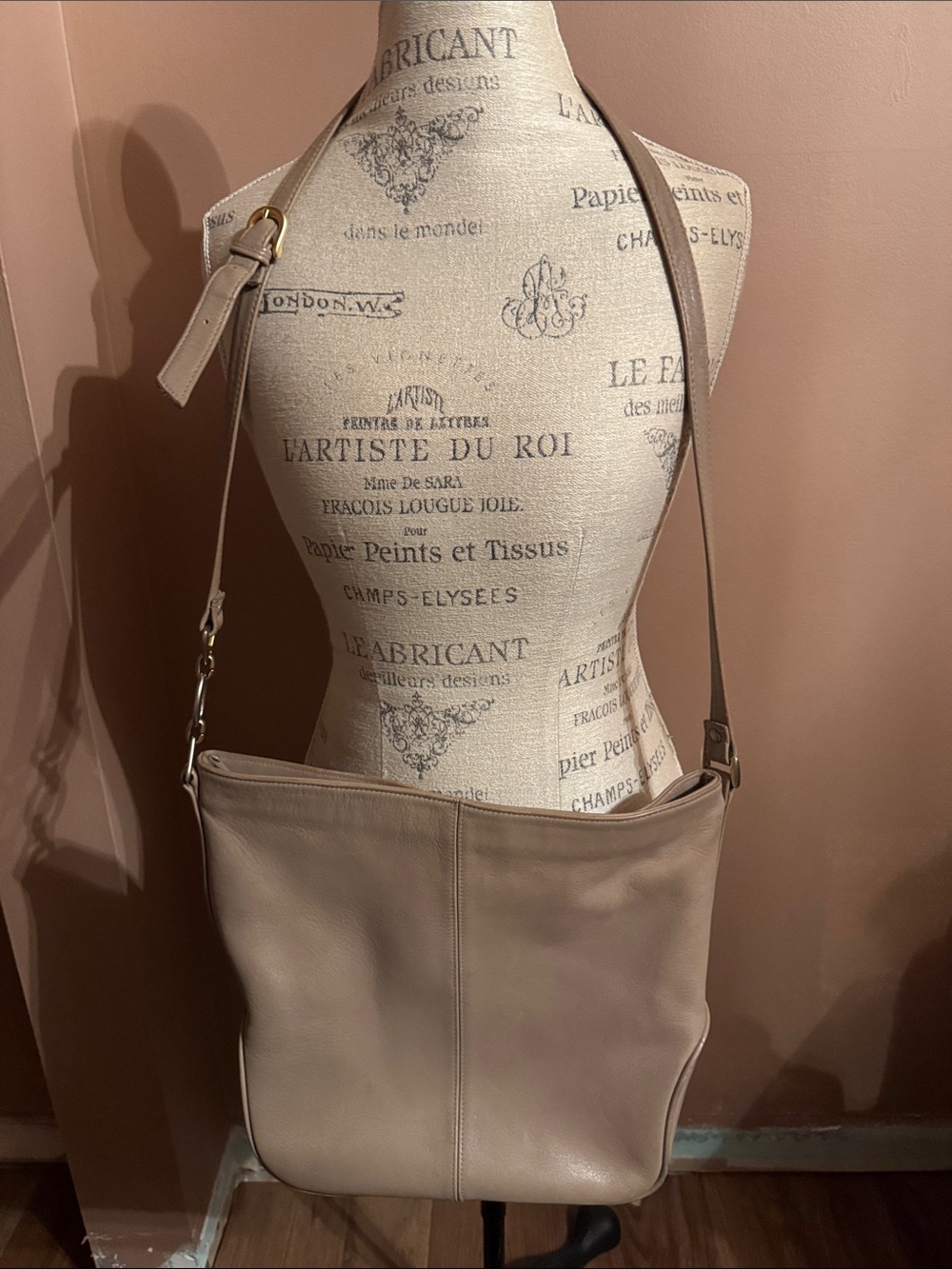 Minimalist Beige Leather Shoulder Bag with Adjustable Strap